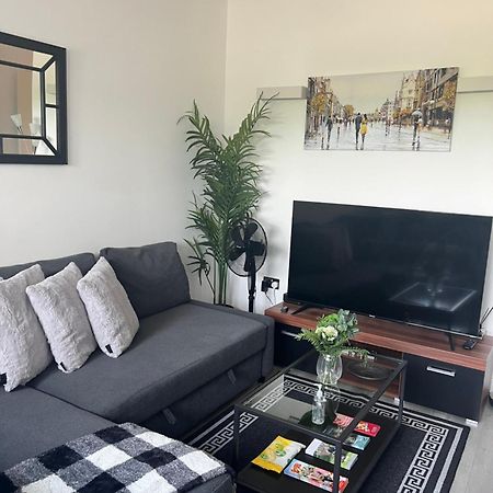 Luxurious Short Stay Flat In มิลตันคีนส์ ภายนอก รูปภาพ
