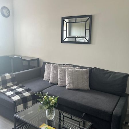 Luxurious Short Stay Flat In มิลตันคีนส์ ภายนอก รูปภาพ