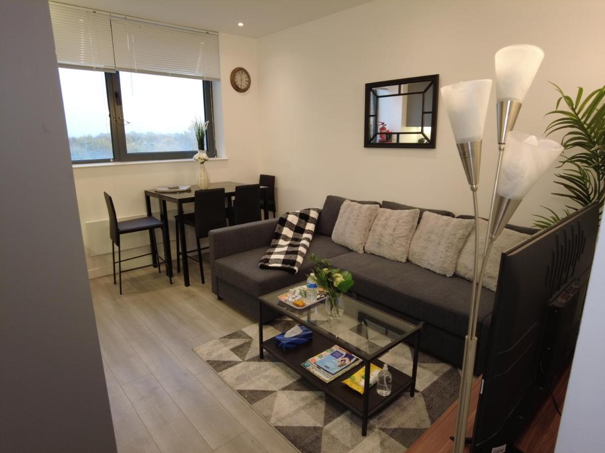 Luxurious Short Stay Flat In มิลตันคีนส์ ภายนอก รูปภาพ