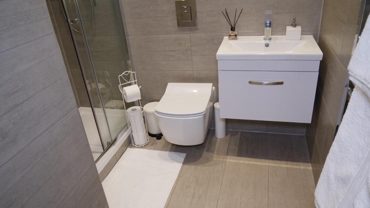 Luxurious Short Stay Flat In มิลตันคีนส์ ภายนอก รูปภาพ