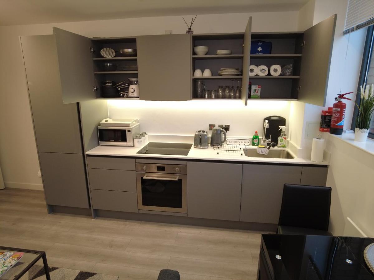 Luxurious Short Stay Flat In มิลตันคีนส์ ภายนอก รูปภาพ