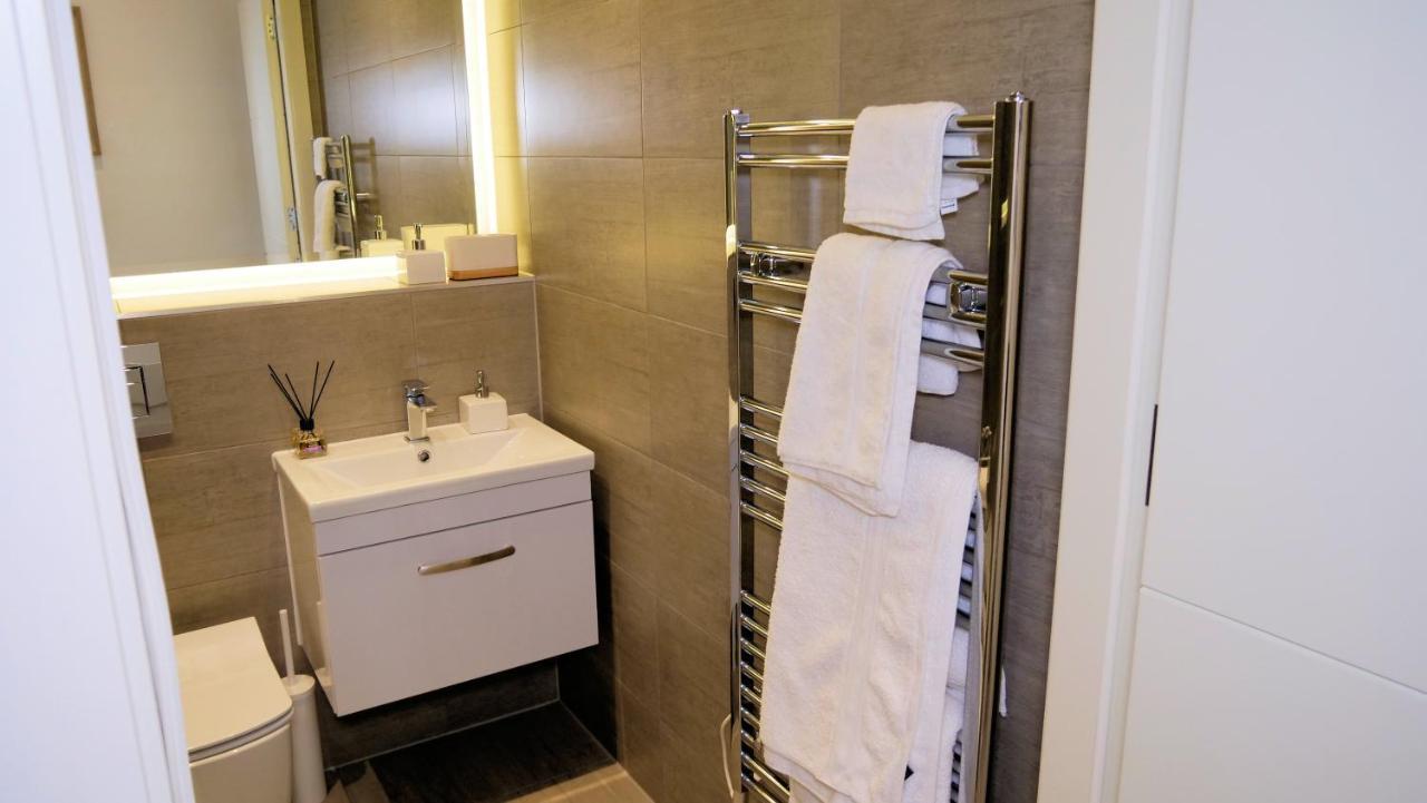 Luxurious Short Stay Flat In มิลตันคีนส์ ภายนอก รูปภาพ