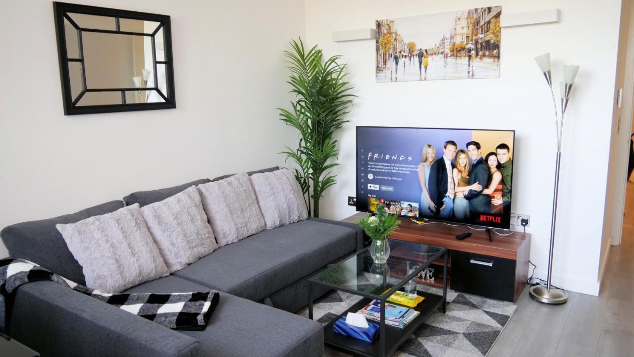 Luxurious Short Stay Flat In มิลตันคีนส์ ภายนอก รูปภาพ