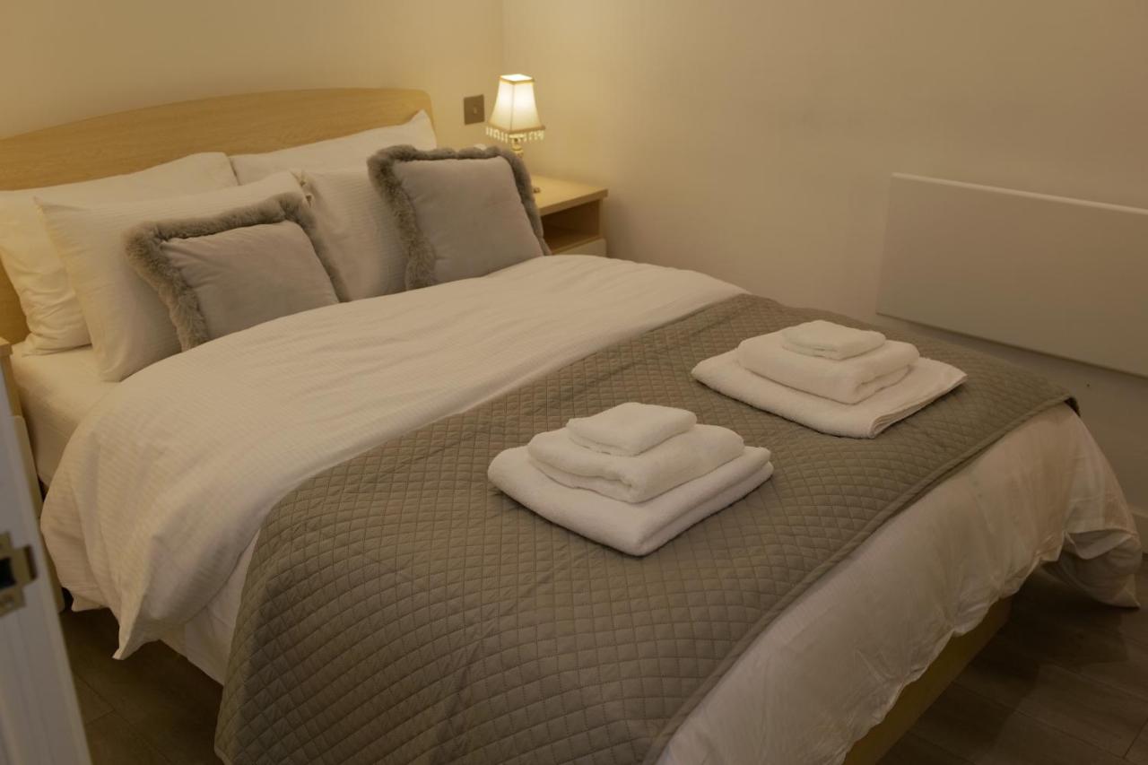 Luxurious Short Stay Flat In มิลตันคีนส์ ภายนอก รูปภาพ