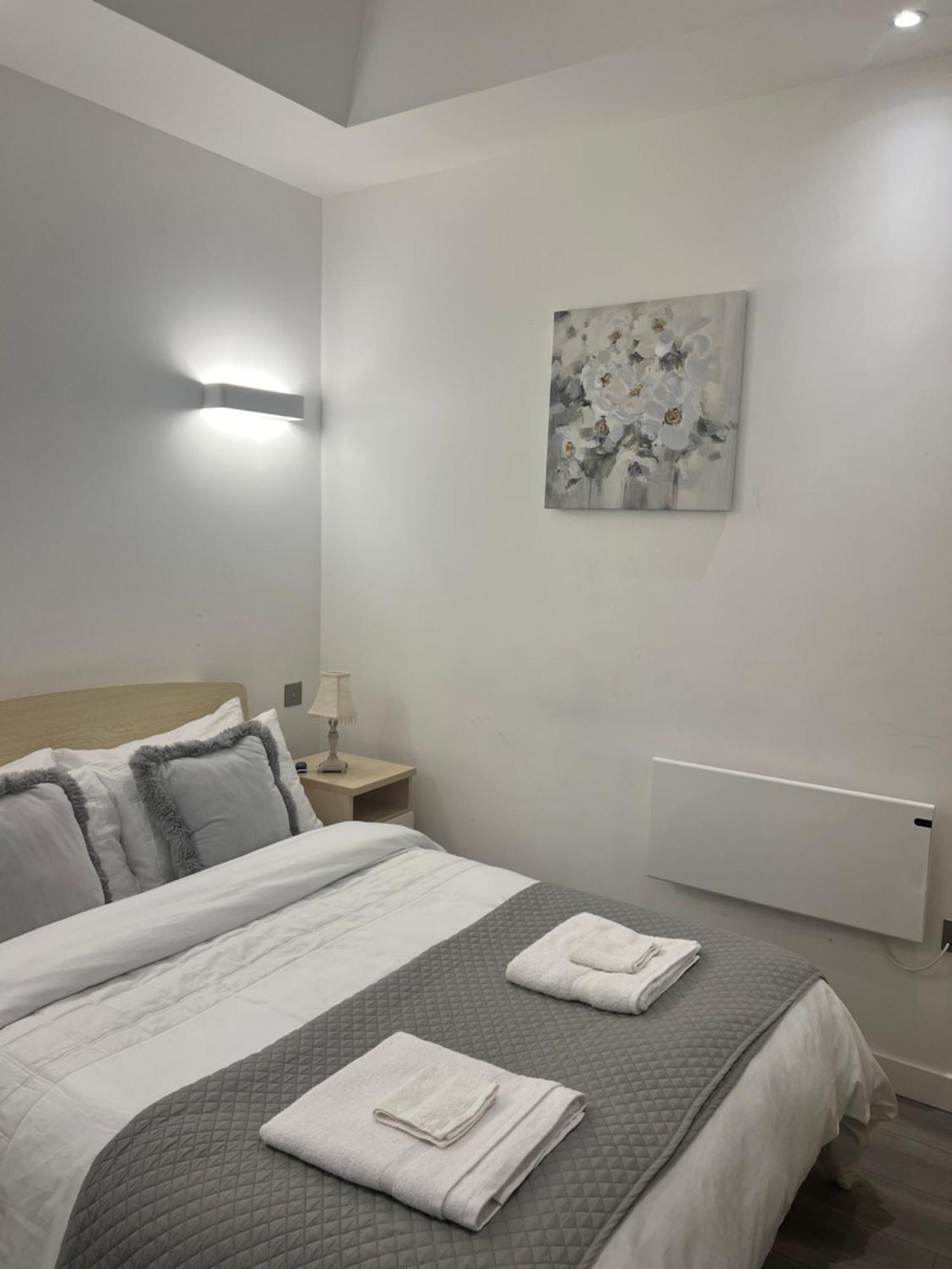 Luxurious Short Stay Flat In มิลตันคีนส์ ภายนอก รูปภาพ