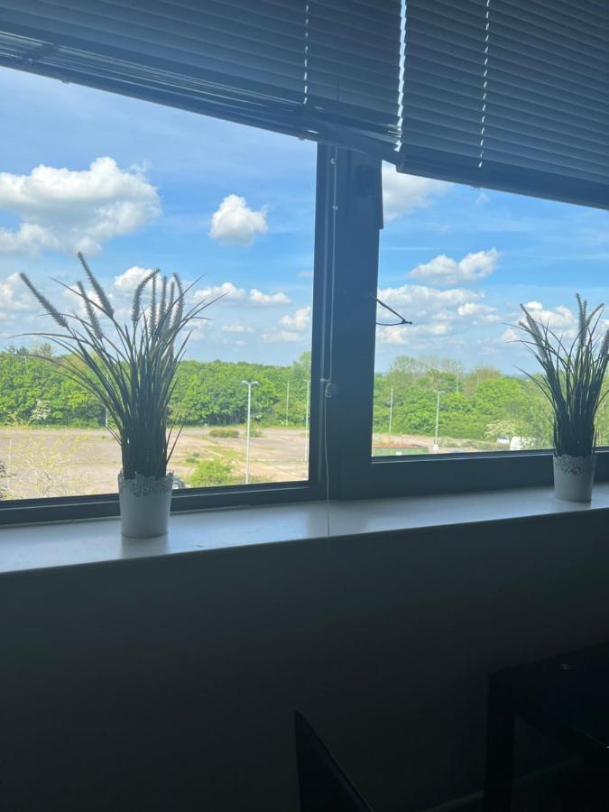 Luxurious Short Stay Flat In มิลตันคีนส์ ภายนอก รูปภาพ