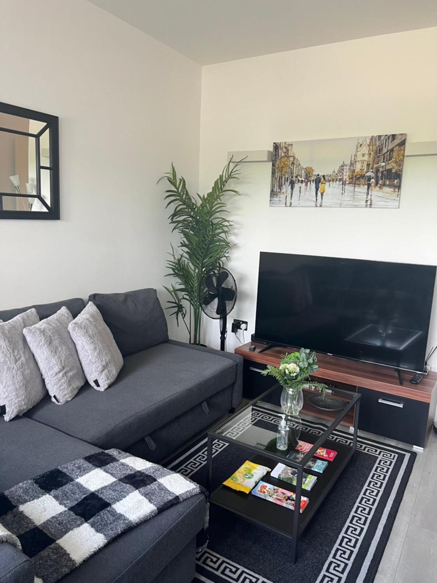 Luxurious Short Stay Flat In มิลตันคีนส์ ภายนอก รูปภาพ