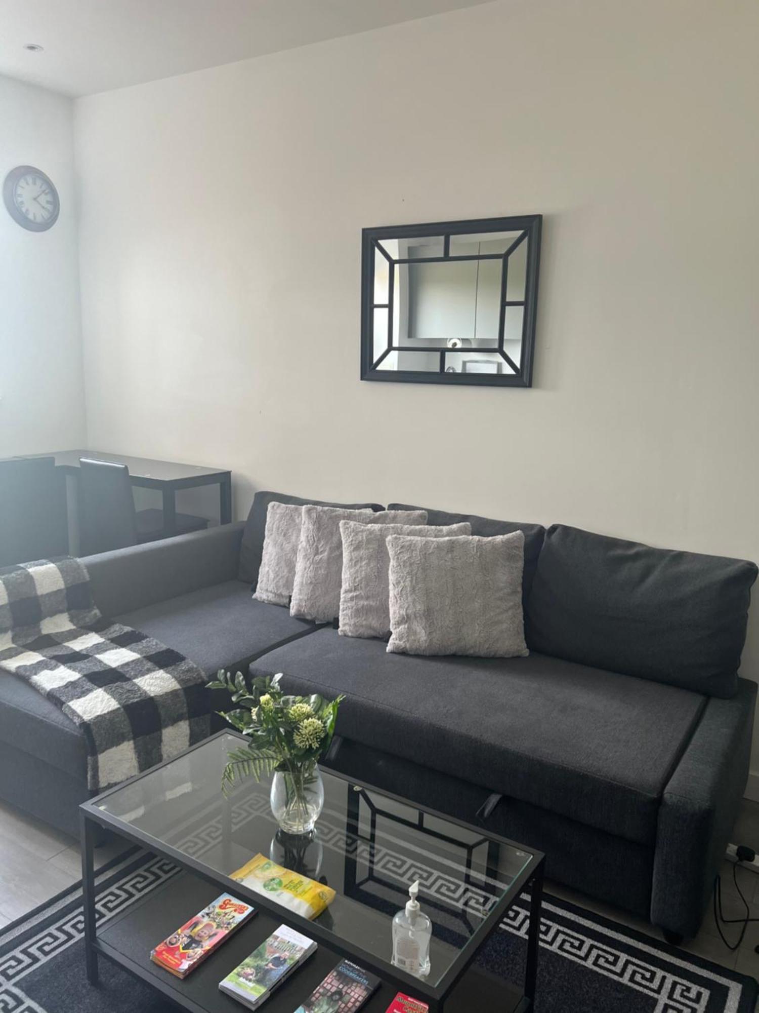 Luxurious Short Stay Flat In มิลตันคีนส์ ภายนอก รูปภาพ